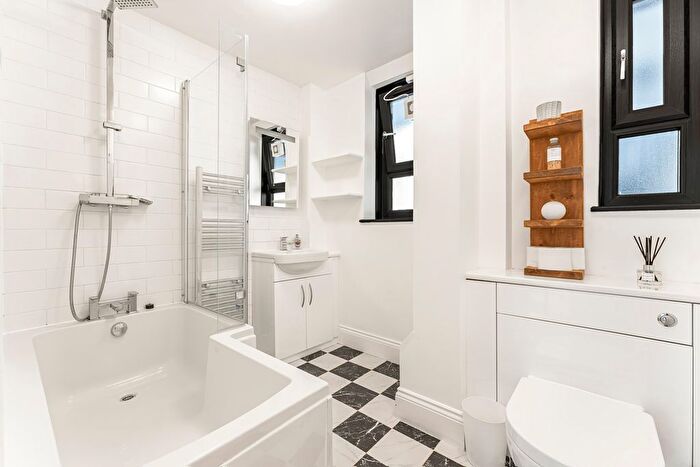 2 Bedroom Flat For Sale In Barlow House, Provost Estate, London, N1