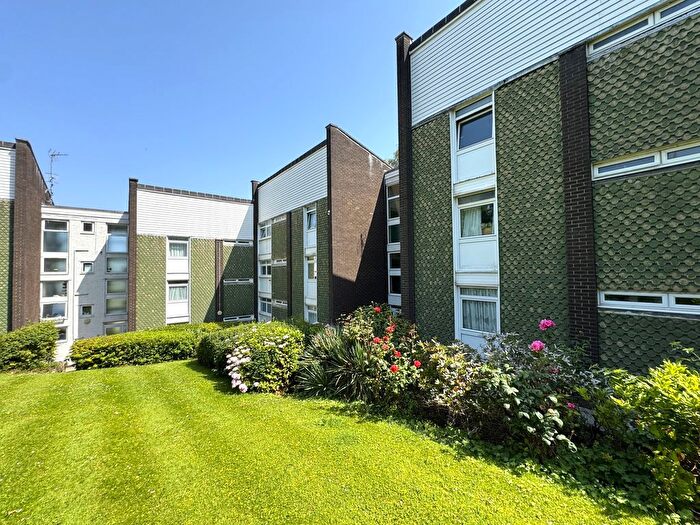2 Bedroom Flat For Sale In Cathedral Court, Newport, NP20
