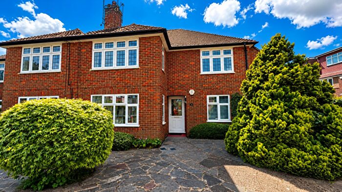 2 Bedroom Ground Maisonette For Sale In The Sigers, Pinner, HA5