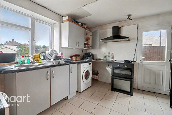 3 Bedroom Semi Detached House For Sale In Churchill Drive, Newark, NG24