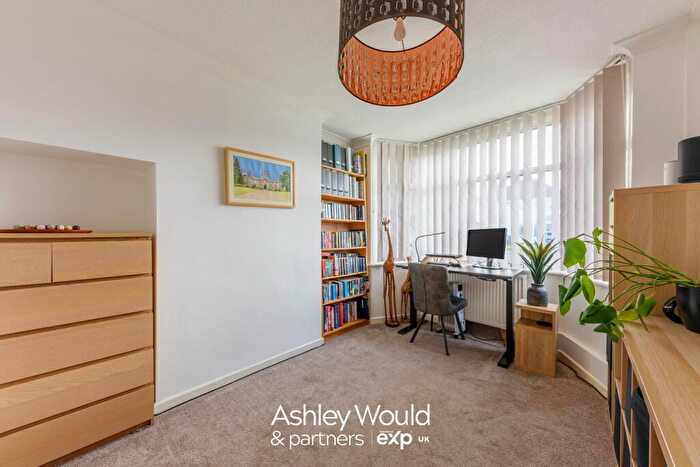 3 Bedroom Semi-Detached House For Sale In Shenstone Valley Road, Halesowen, B62