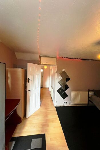 3 Bedroom Maisonette For Sale In Victoria Road, London, N15