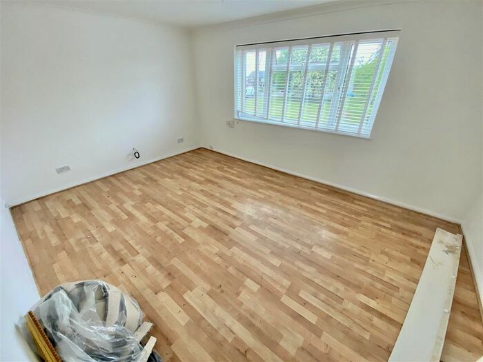 3 Bedroom Flat To Rent In Windsor Parade, Windsor Road, Barton-Le-Clay, Bedford, MK45