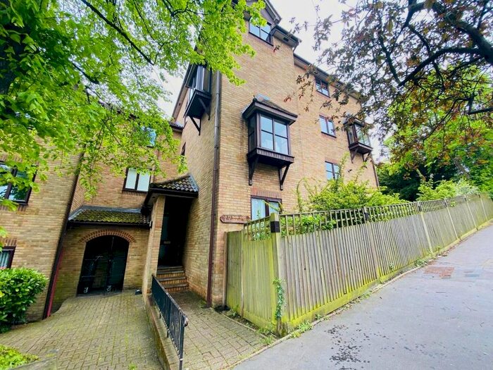 1 Bedroom Flat To Rent In Cypress Road, SE25