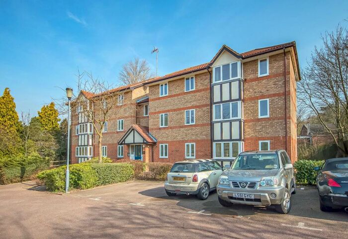 2 Bedroom Flat To Rent In Deer Close, Hertford, SG13