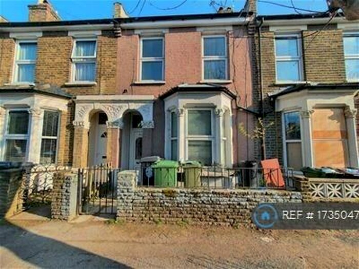 Studio To Rent In Clacton Rd, London, E17