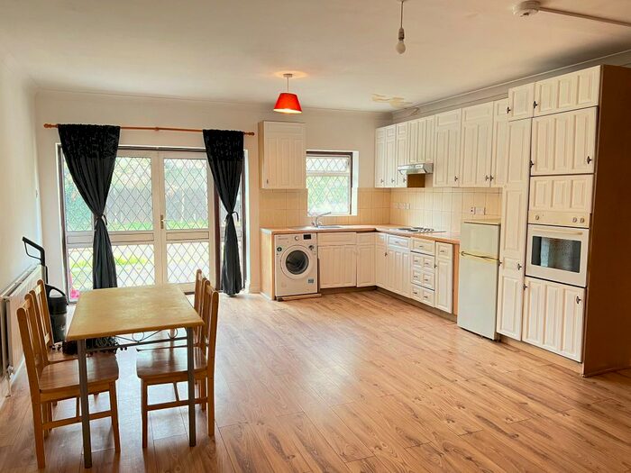 3 Bedroom Flat To Rent In Great West Road, Isleworth, TW7