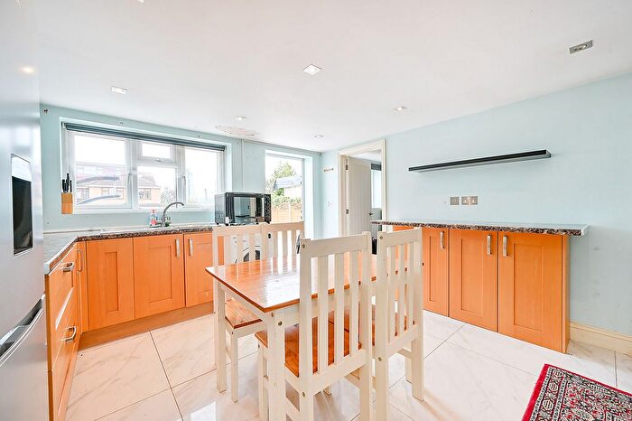 1 Bedroom Flat To Rent In Warren Drive South, Surbiton, Surrey, Surbiton, KT5