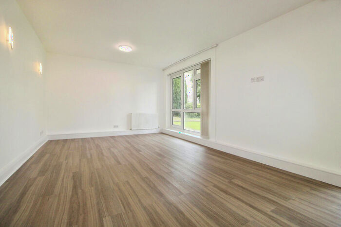 3 Bedroom Flat To Rent In Peters Lodge, Stonegrove, Edgware, HA8