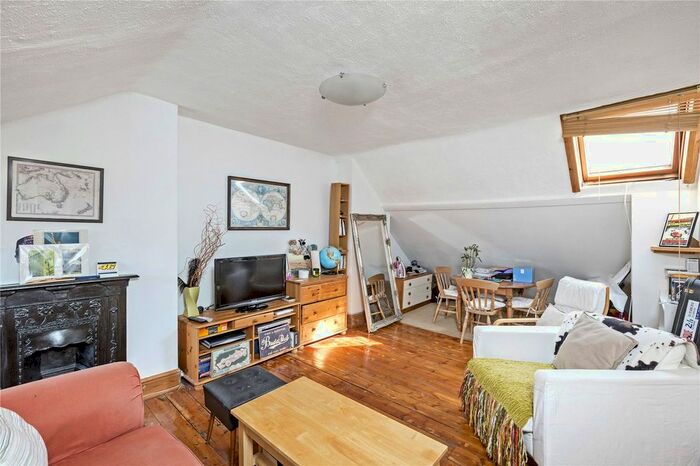 2 Bedroom Flat To Rent In Pendle Road, London SW16