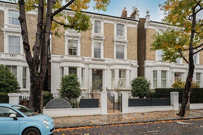 2 Bedroom Flat To Rent In Oxford Gardens, London, W10