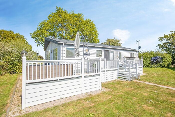 2 Bedroom Mobile/park Home For Sale In London Road, Little Clacton, Clacton-On-Sea, CO16
