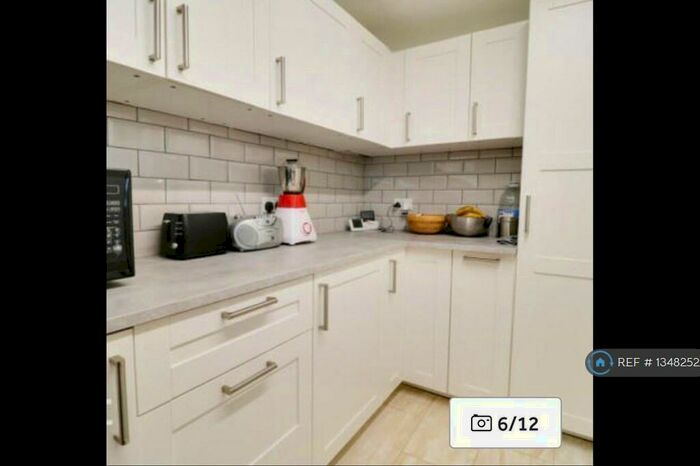 2 Bedroom Flat To Rent In Atkins Close, Cambridge, CB4