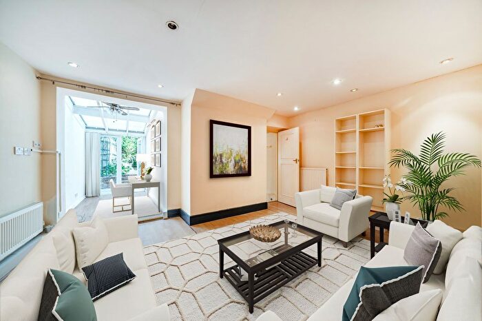 2 Bedroom Flat For Sale In Hetley Road, Shepherd's Bush, London, W12