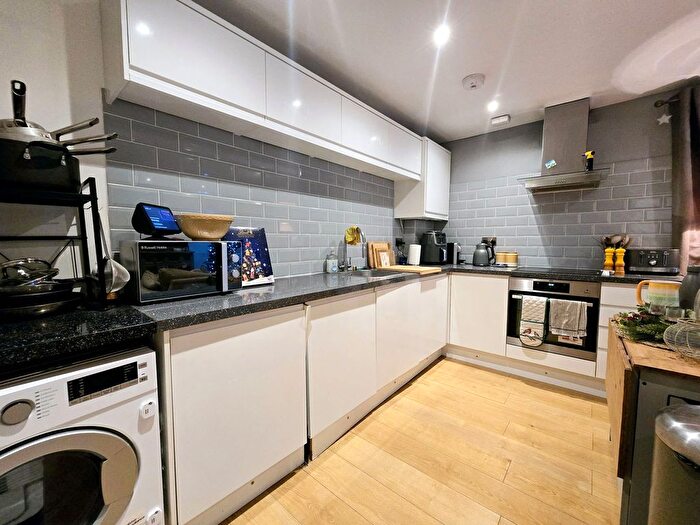 1 Bedroom Flat To Rent In Balham High Road, London, SW17