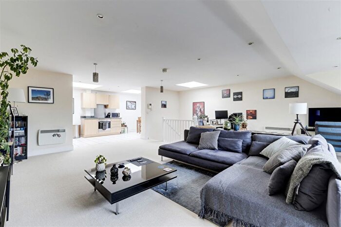 2 Bedroom Flat For Sale In Woodthorpe Drive, Woodthorpe, Nottinghamshire, NG5