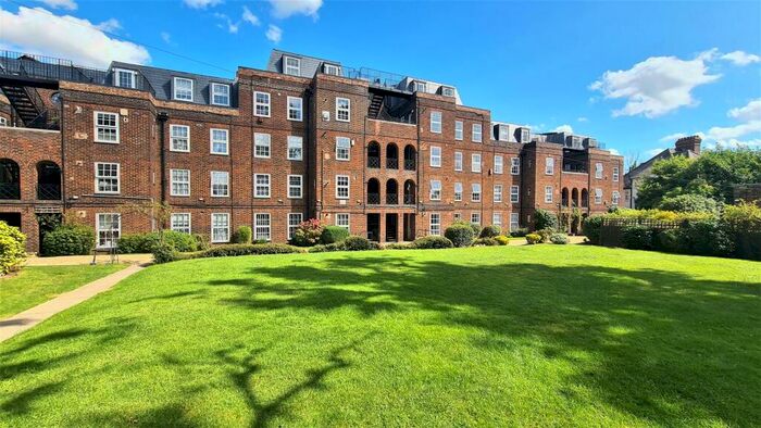 3 Bedroom Flat To Rent In Bramford Court, High St., Southgate, N14