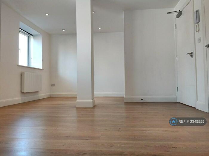 1 Bedroom Flat To Rent In Grayton House, Eastleigh, SO50