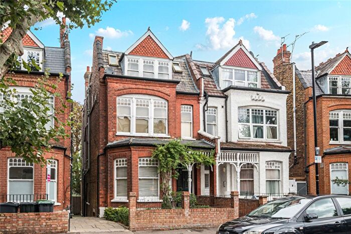4 Bedroom Semi-detached House For Sale In Kings Avenue, London, N10