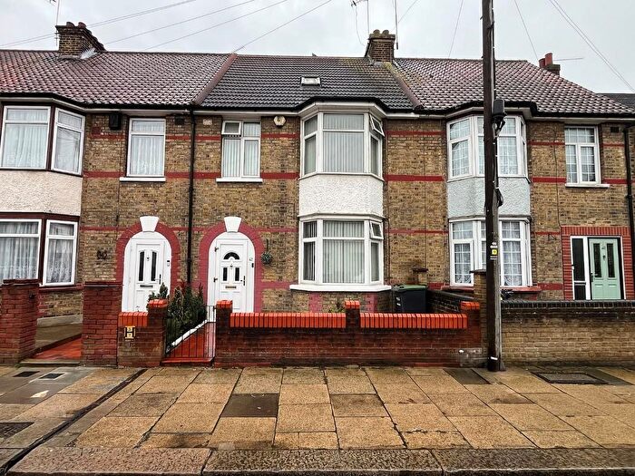 3 Bedroom Terraced House For Sale In Campbell Road, Gravesend, DA11