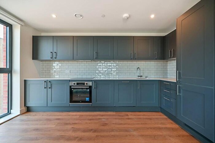 3 Bedroom Flat To Rent In Lofting House, Maidenhead, SL6