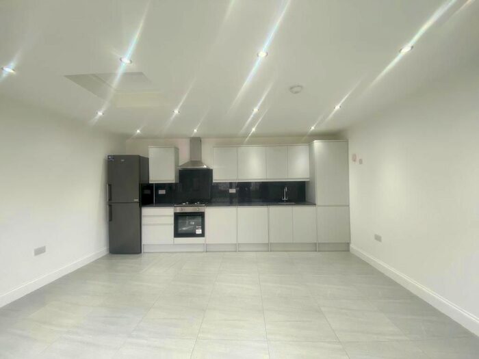 1 Bedroom Flat To Rent In Hamilton Avenue, Ilford, IG6