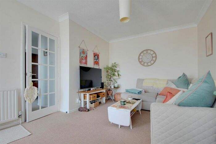 2 Bedroom Flat For Sale In Goring Road, Goring-By-Sea, Worthing, BN12