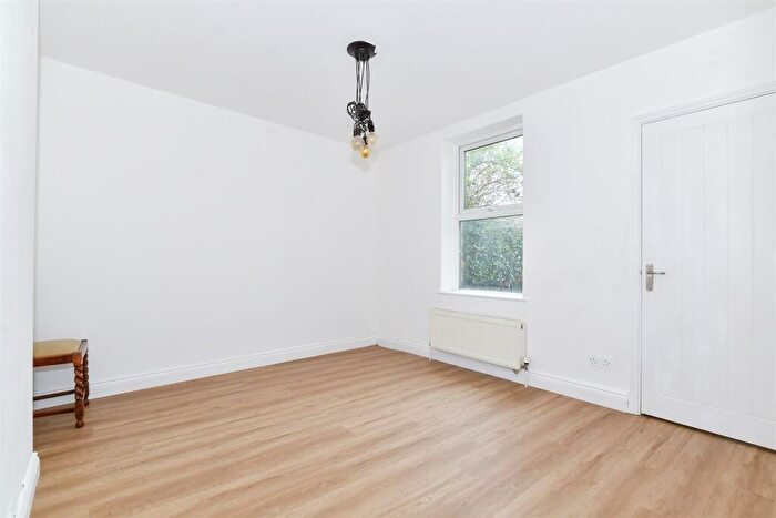 3 Bedroom End Of Terrace House For Sale In Beaconsfield Road, Maidstone, Kent, ME15