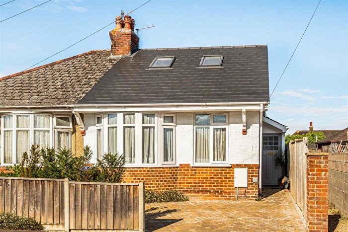 3 Bedroom Chalet For Sale In Heath Road, Salisbury, SP2