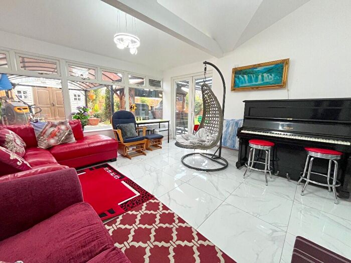 4 Bedroom Detached House For Sale In Windrush Drive, Oadby, Leicester, Leicestershire, LE2