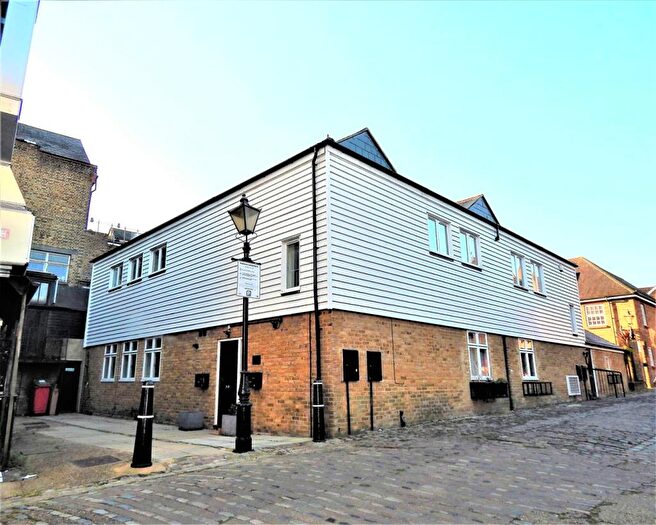 2 Bedroom Apartment To Rent In High Street, Rochester, ME1