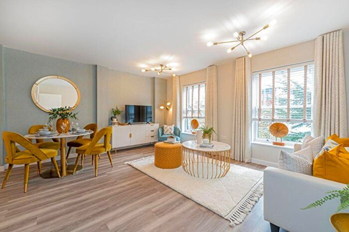 3 Bedroom Apartment For Sale In East Street, Farnham, Surrey, GU9