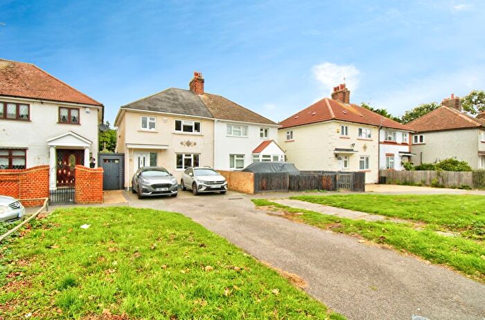 3 Bedroom Semi-Detached House For Sale In Rush Green Road, Romford, RM7