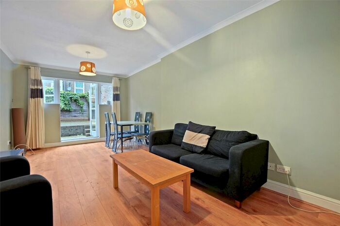 2 Bedroom Flat To Rent In Godolphin Road, Shepherds Bush, London, W12