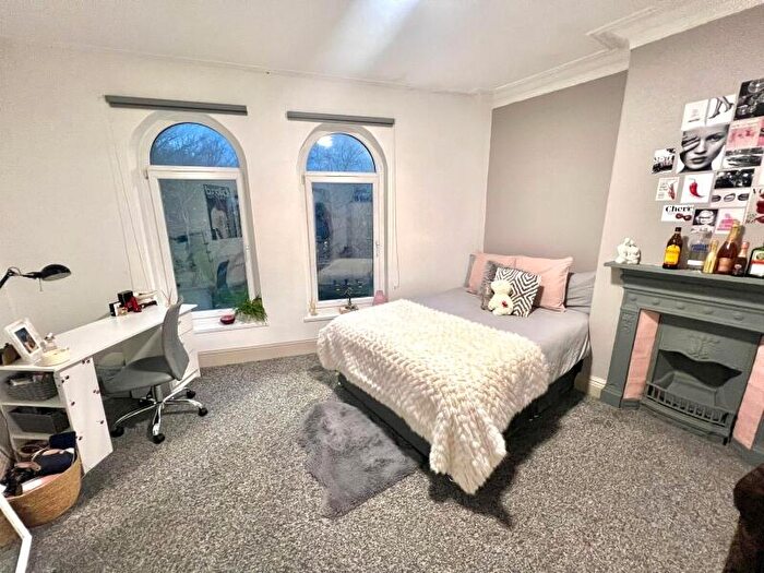 3 Bedroom Flat To Rent In The Crescent, Hyde Park, Leeds, LS6