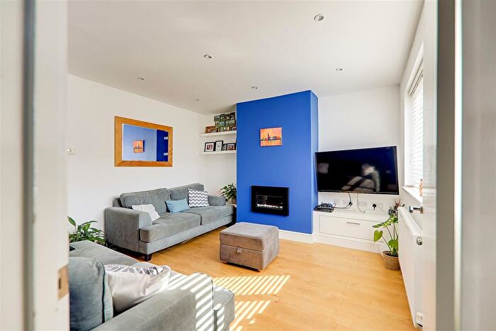 3 Bedroom End Of Terrace House To Rent In Hayes, London, UB3