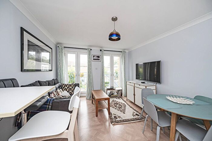 2 Bedroom Flat To Rent In Fuller Close, Bethnal Green, London, E2