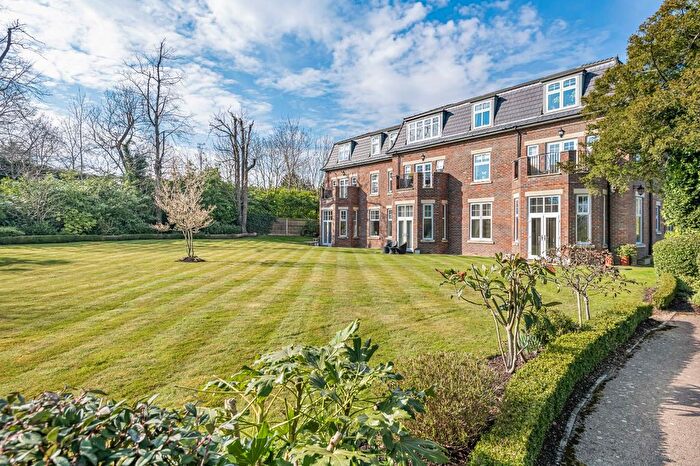 3 Bedroom Flat For Sale In Beech Hill, Barnet, Hertfordshire, EN4
