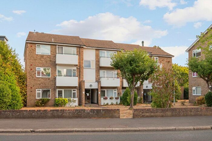 2 Bedroom Flat For Sale In Queens Road, Hersham Village, KT12