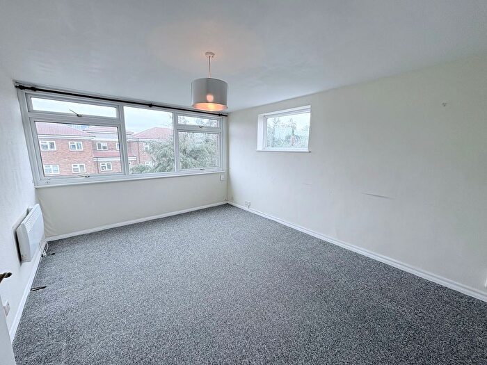 2 Bedroom Flat For Sale In Grove Hill, London, E18