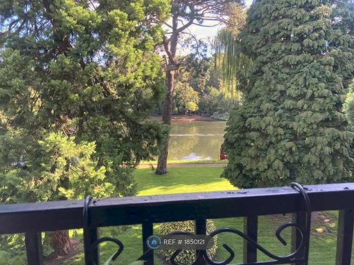 2 Bedroom Flat To Rent In Stoney Deep, Teddington, TW11