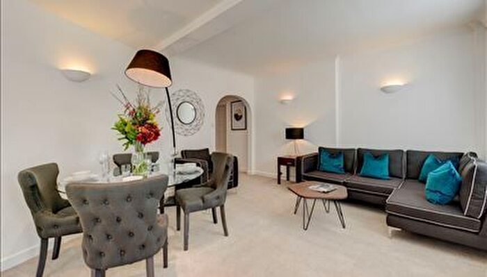 2 Bedroom Flat To Rent In Hill Street, London, W1J
