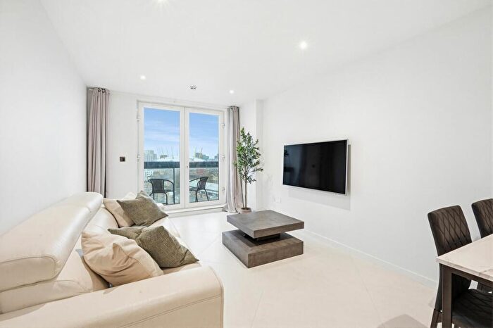 2 Bedroom Apartment To Rent In City Tower, Limeharbour, London, E14
