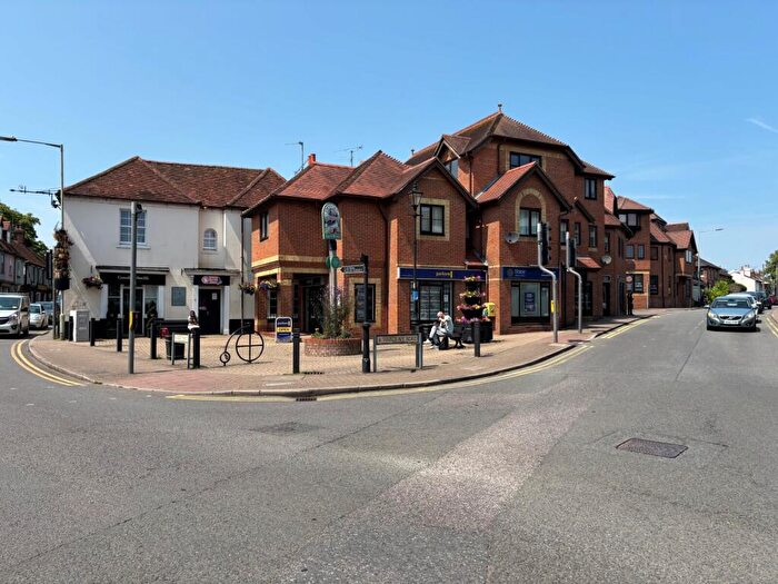 2 Bedroom Apartment To Rent In Wargrave Road, Twyford, Reading, Berkshire, RG10