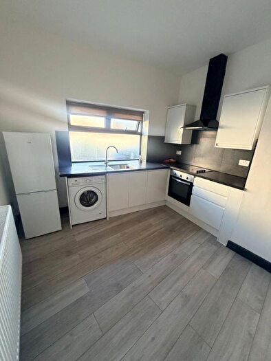 2 Bedroom Flat To Rent In Green Lane, Seven Kings, IG3