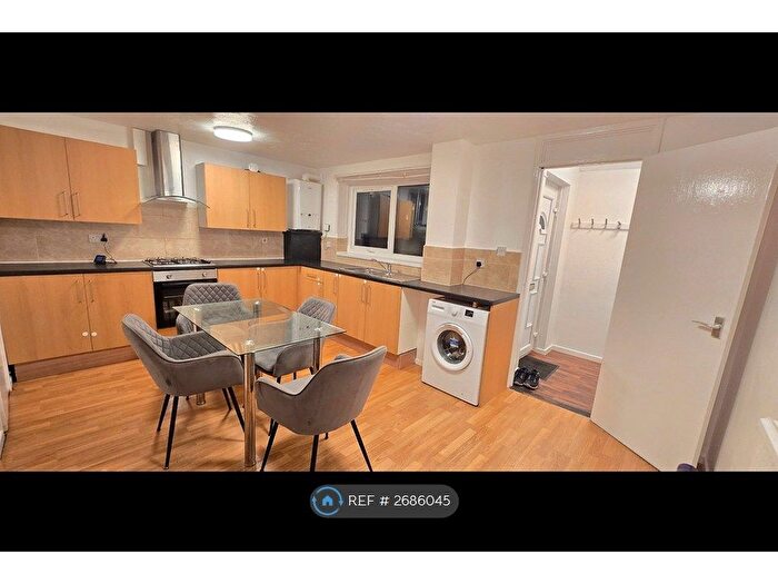 3 Bedroom Terraced House To Rent In Lovell Park View, Leeds, LS7