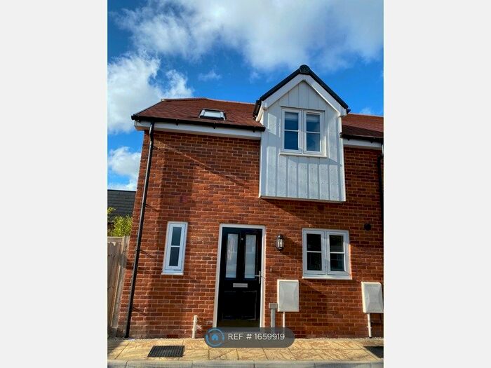 3 Bedroom Semi-Detached House To Rent In Warwick Avenue, Bedford, MK40