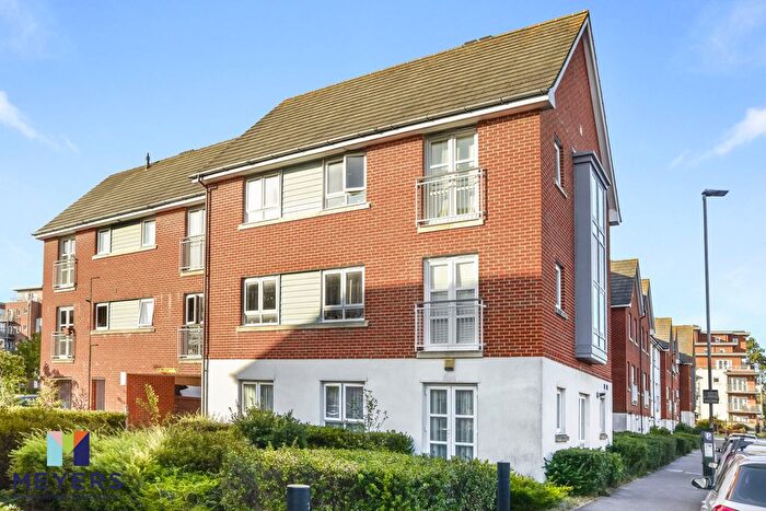 2 Bedroom Flat To Rent In Newfoundland Drive, Poole, BH15