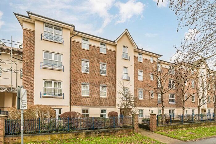 2 Bedroom Flat To Rent In Skerne Walk, Kingston Upon Thames, KT2