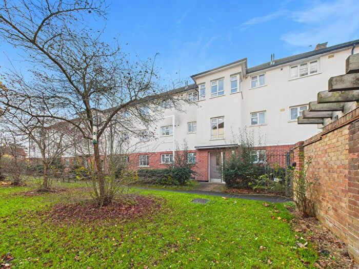 1 Bedroom Flat For Sale In Reddington Drive, Langley, Berkshire, SL3